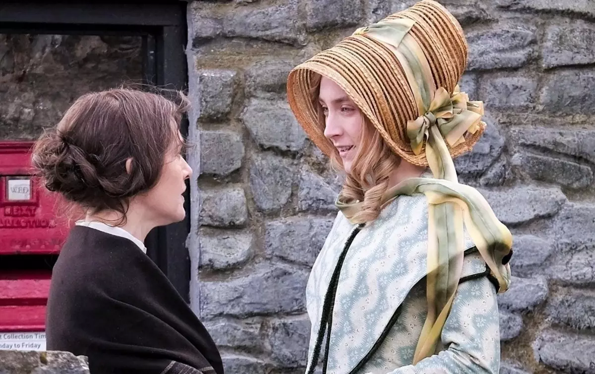 Foto: Kate Winslet en SirSha Ronan Play Lovers op 'e set fan Drama "Ammonite"