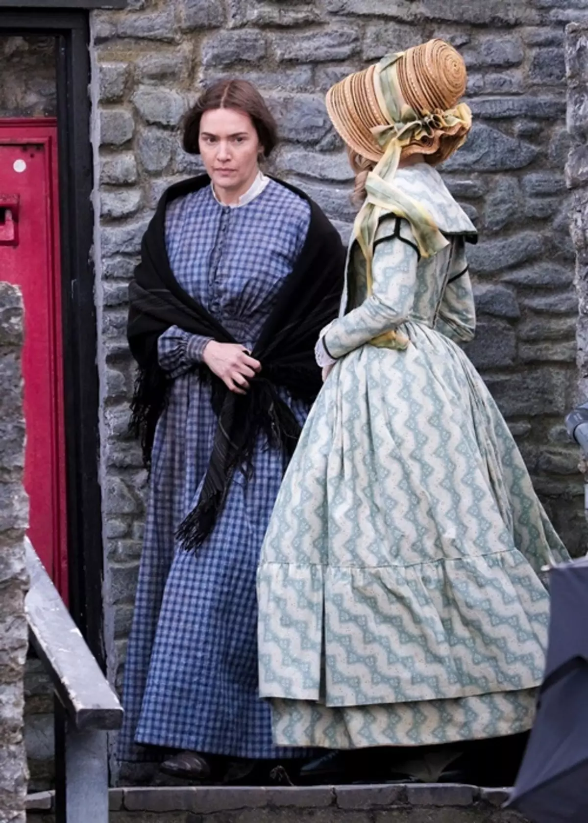 Photo: Kate Winslet ug Sirsha Ronan Play Mayrs sa Set sa Drama 