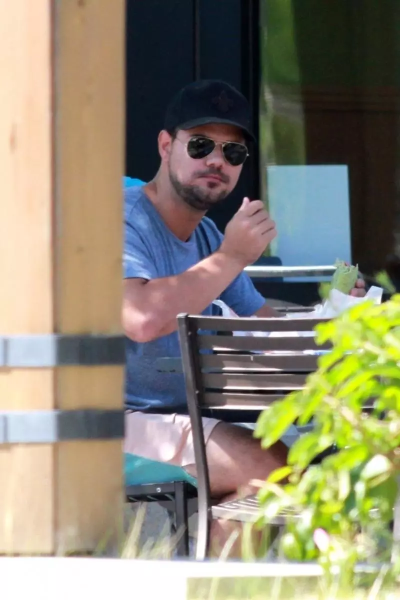 Ifoto: Taylor Lautner yikubita hasi ya paparazzi hamwe numukunzi wa Los Angeles