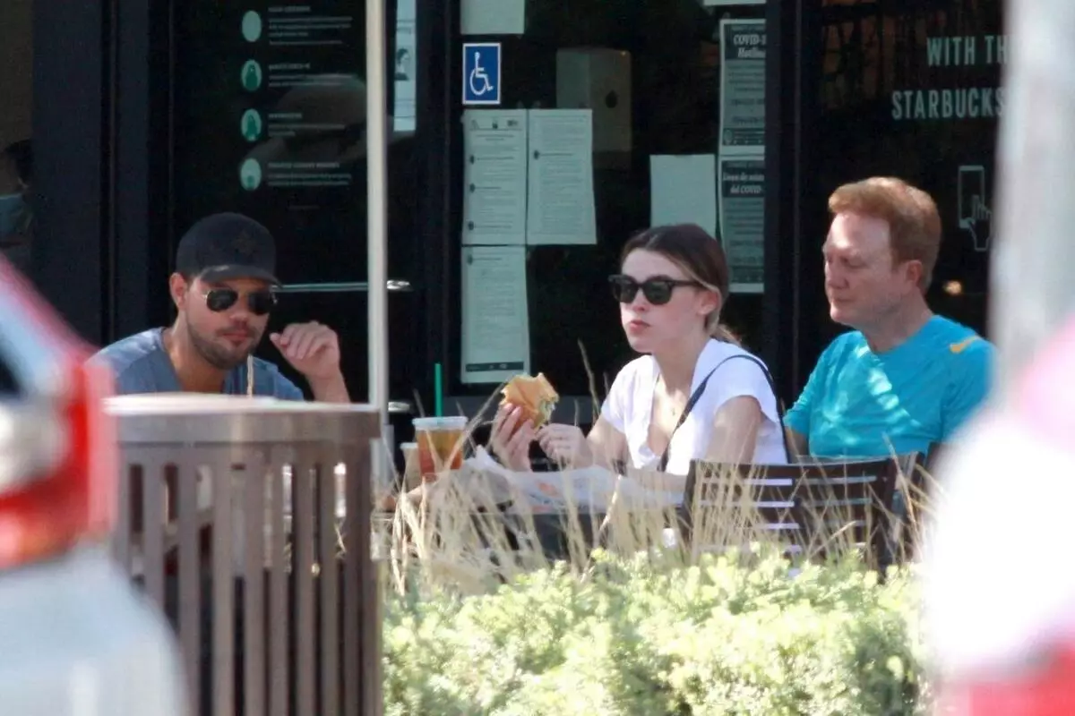 Foto: Taylor Lautner slog linserna av paparazzi med en älskad i Los Angeles 21597_2