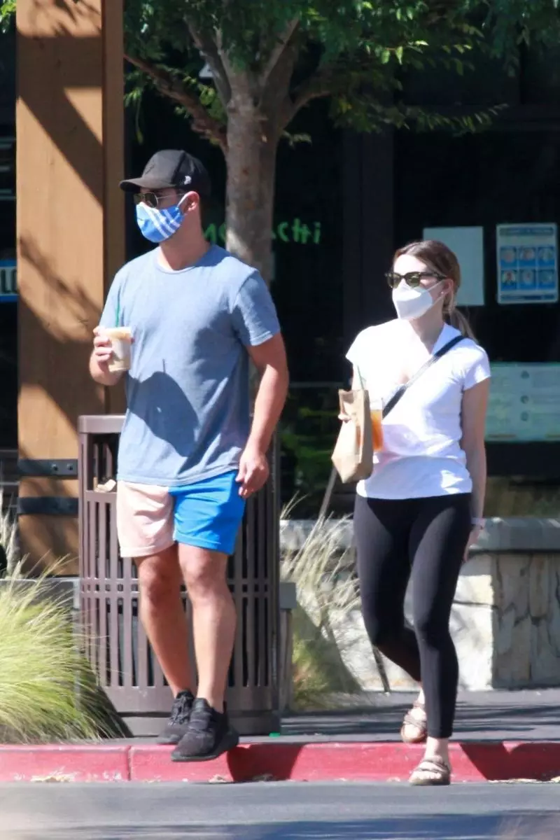 Foto: Taylor Lautner slog linserna av paparazzi med en älskad i Los Angeles 21597_3