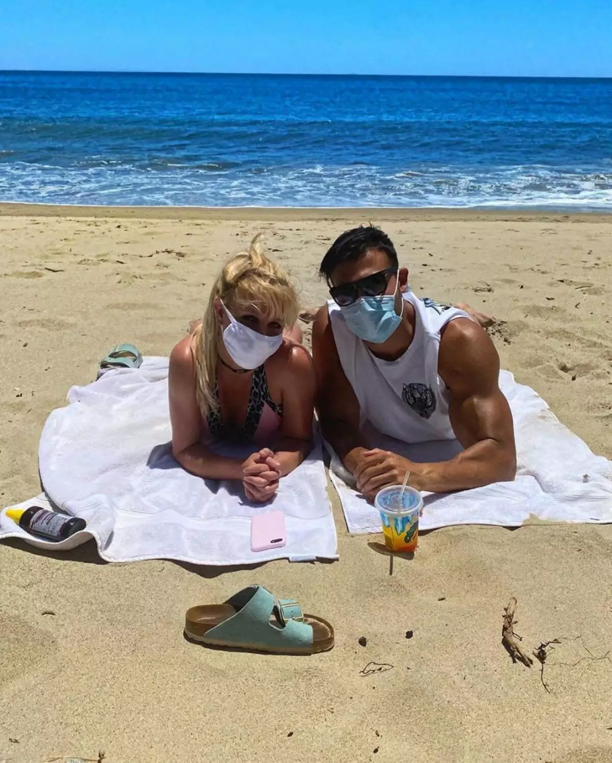バービーとケン：保護マスクの海に休んだボーイフレンドとブリトニースピアーズ 21612_3