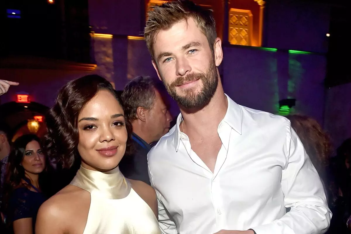 Bintang "Thor: Ragnaret" Chris Hemsworth lan Tessa Thompson terus mbayar ulang ing pesawat "wong ireng"