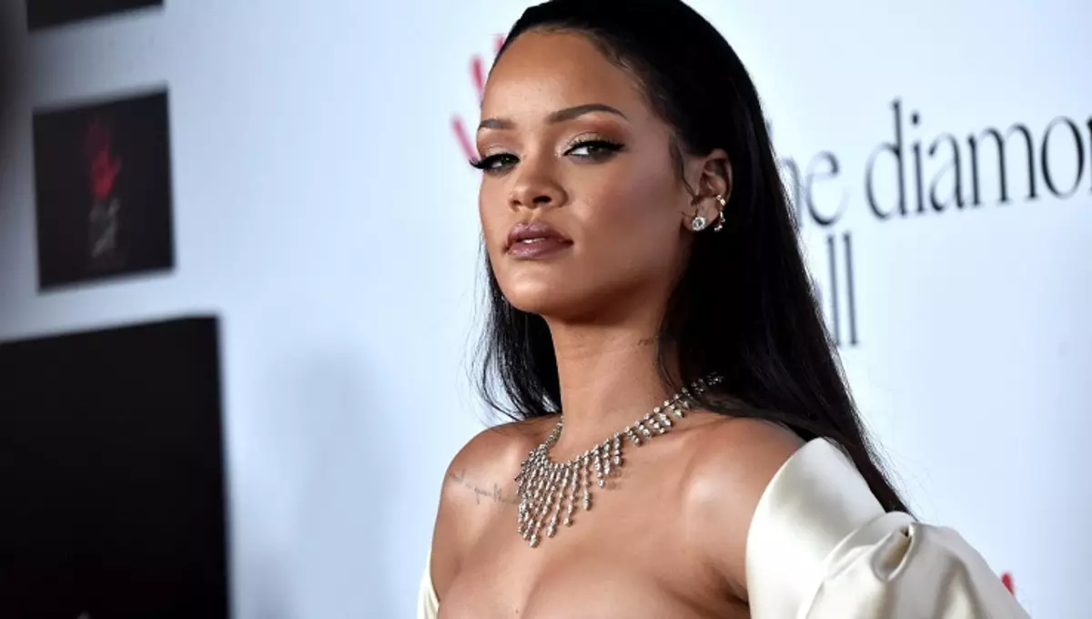 Threoraigh Rihanna rátáil na réaltaí is stylish de 2017