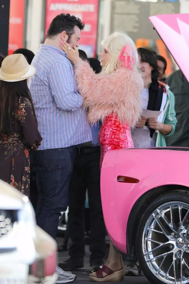 รูปถ่าย: Emmy Rossum ที่ไม่รู้จักและ Martin Freman ในชุด 