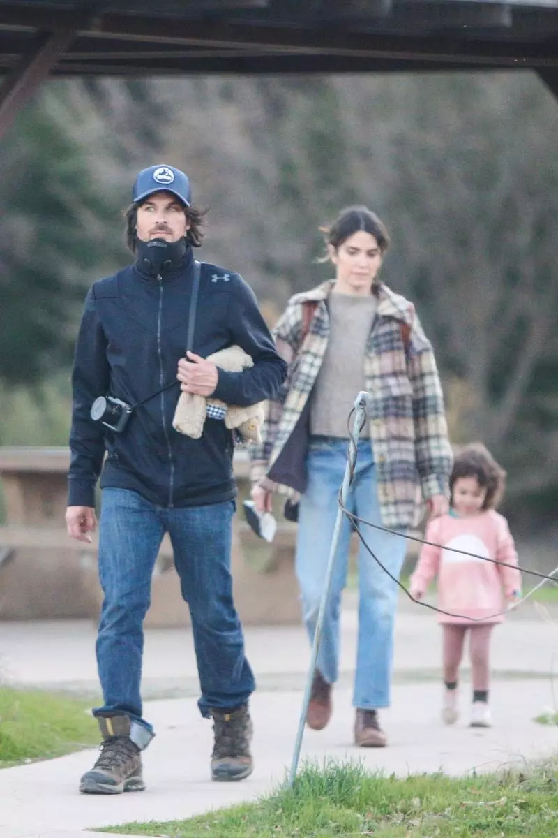 희귀 한 사진 : 엔 Somuchalder가 그의 아내와 딸과 함께 산책에 걸렸습니다. 21872_1