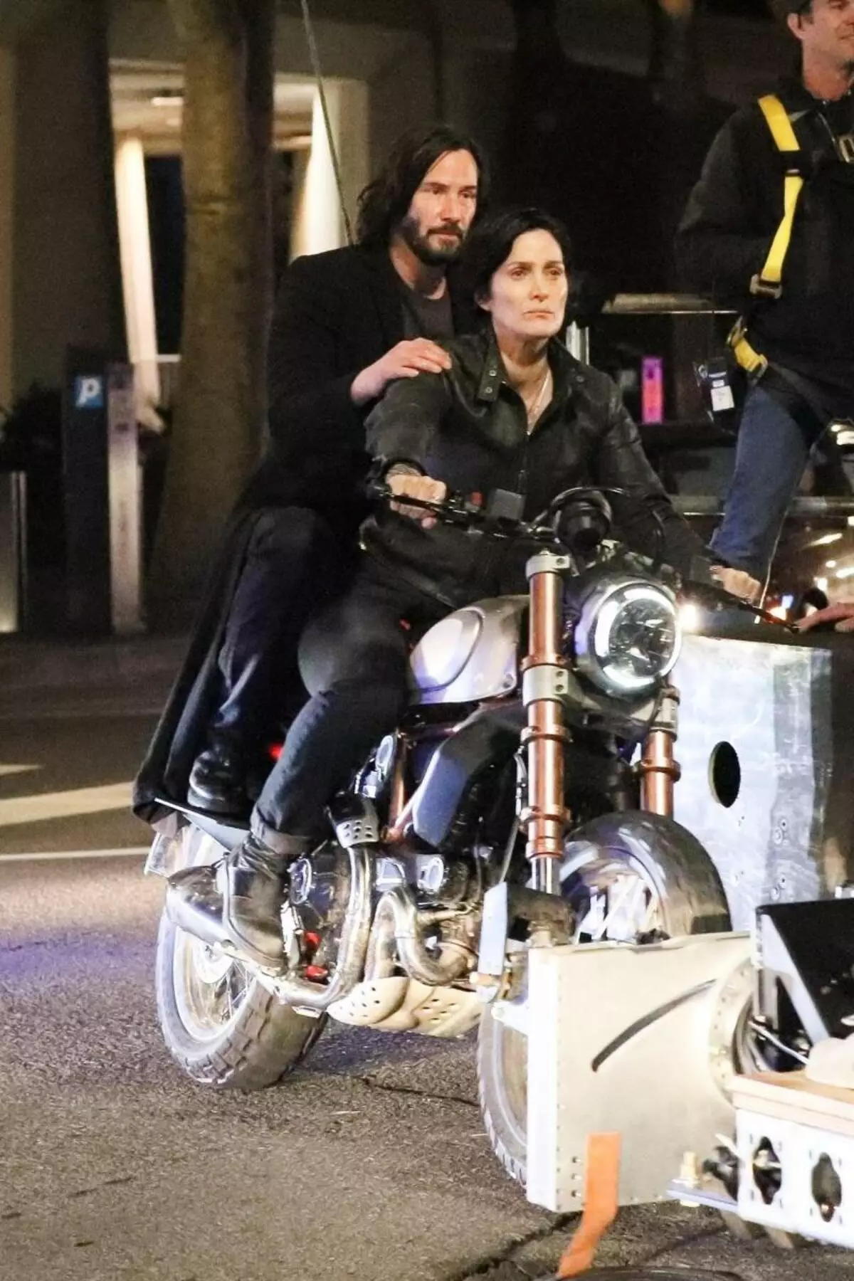 Foto: Keanu Reeves met geliefde Alexandra Grant op de set 
