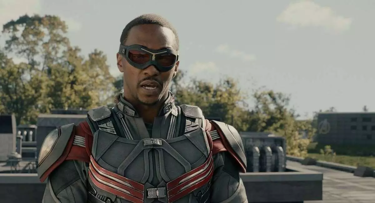 Stylish Superhero: Anthony Maki akabatwa pane seti "Falcon uye Nguva yechando murwi"