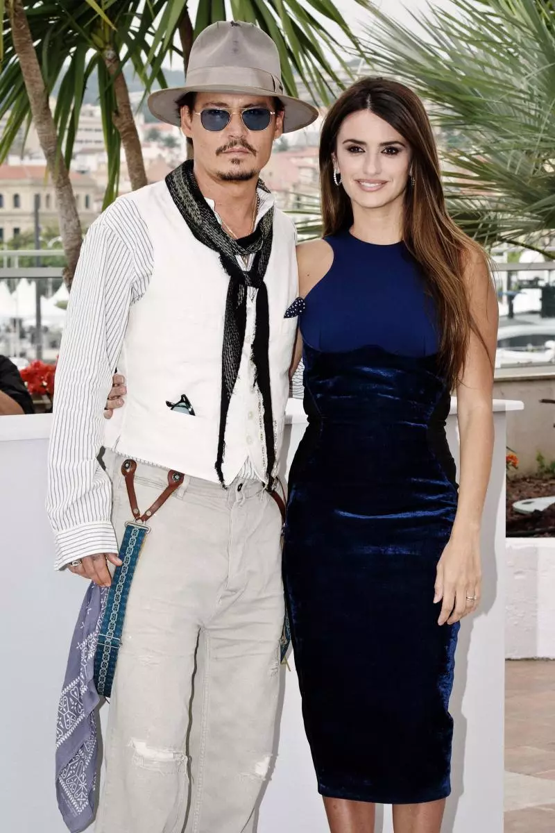 Penelope Cruz berdiri untuk Johnny Depp setelah Winona Rider 22157_1