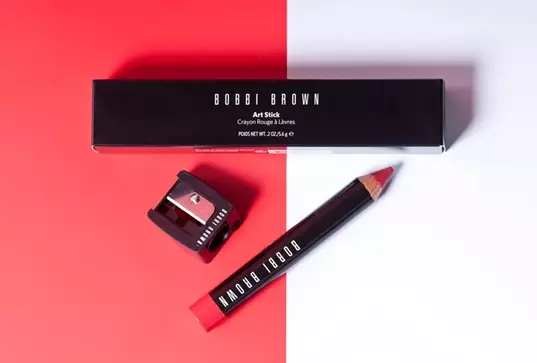 Mga Sekreto sa Katahum: Pula nga Lipstick Bobbi Brown Art Stick 22479_1