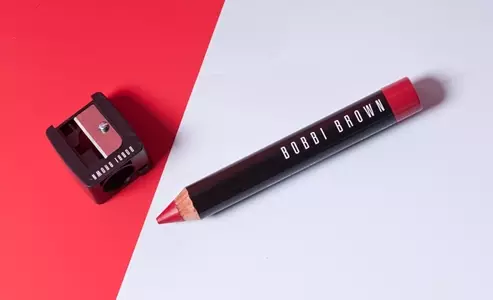 Mga lihim ng kagandahan: Red lipstick Bobbi Brown Art Stick. 22479_2