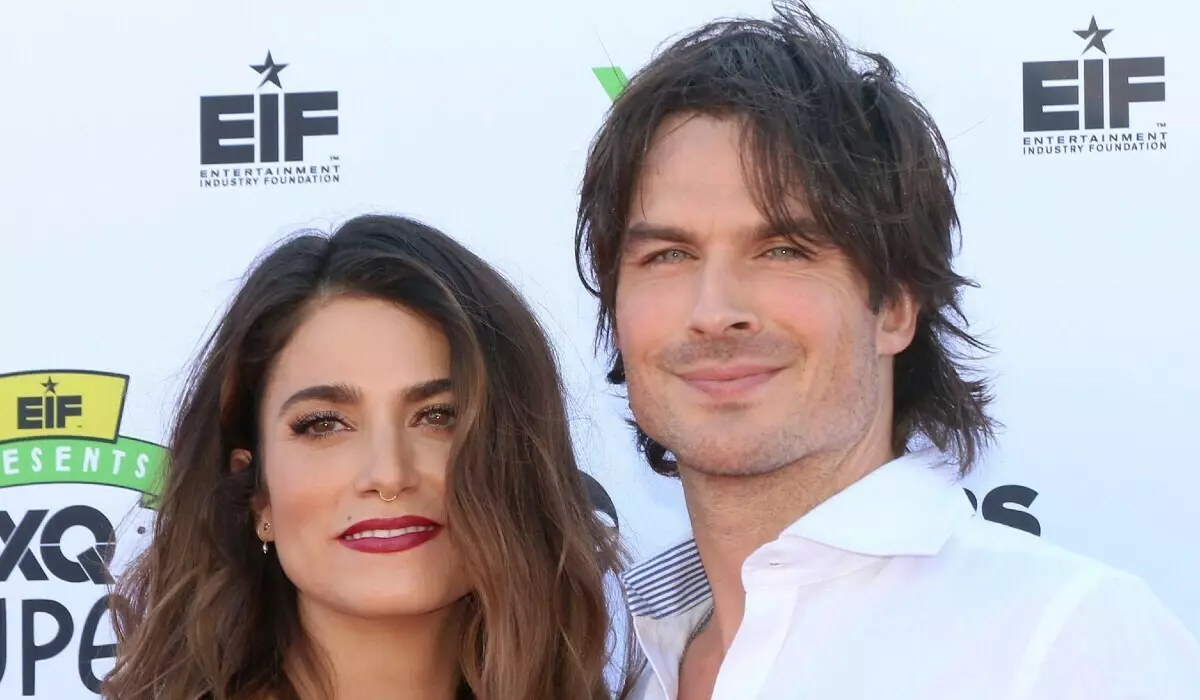 Nikki Reed het 'n haarkapper geword van jen somuchader en hul dogters op kwarantyn