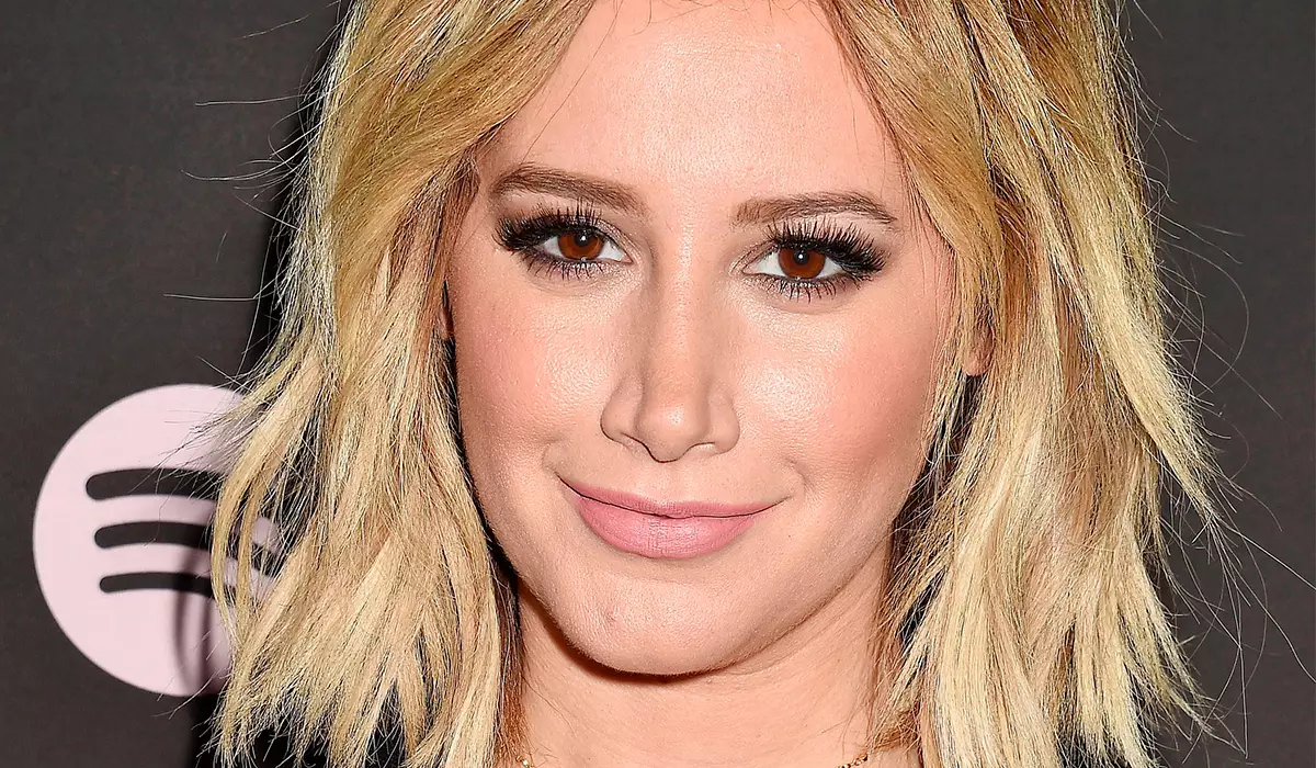 Ashley Tisdale Sharre hotuna da bidiyo daga asibiti: "Mai ban mamaki kwarewa"