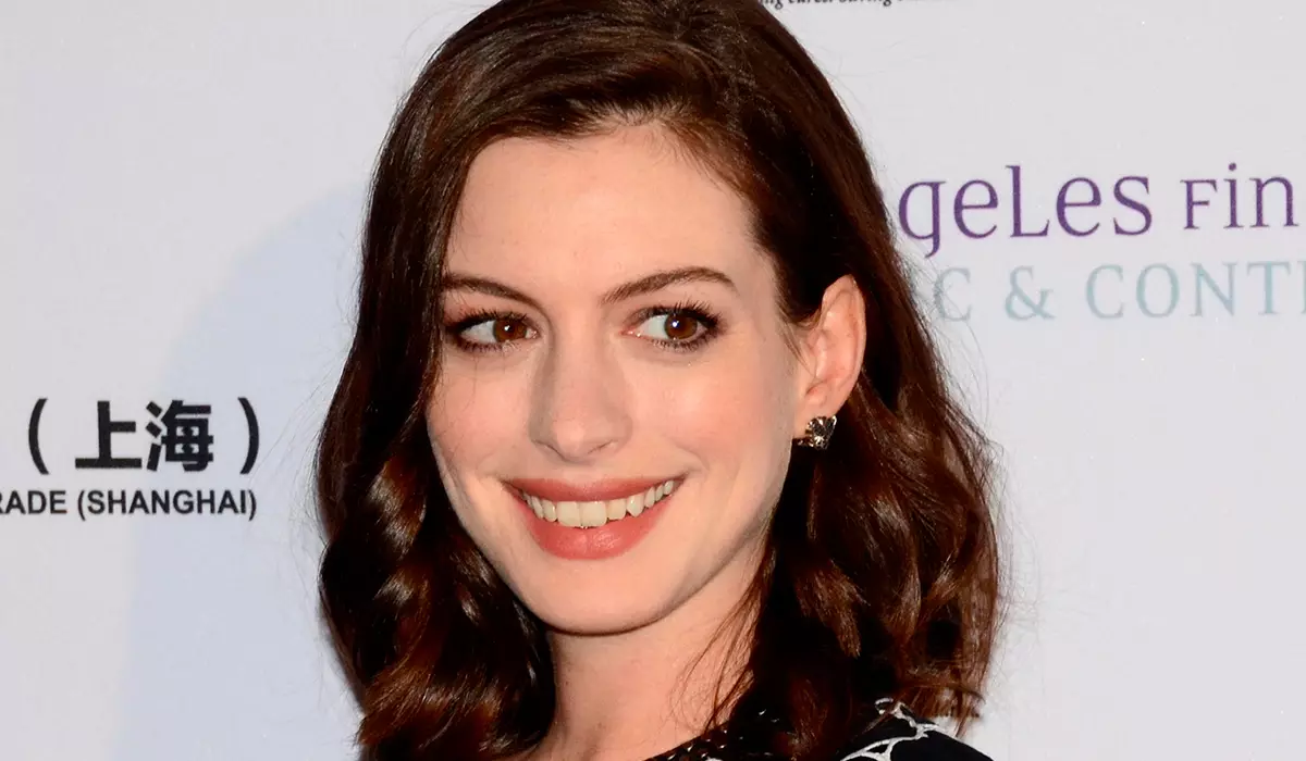 Ann Hathaway tau hais tawm txog kev sib tw hauv lub network tom qab yeej ntawm OSCare