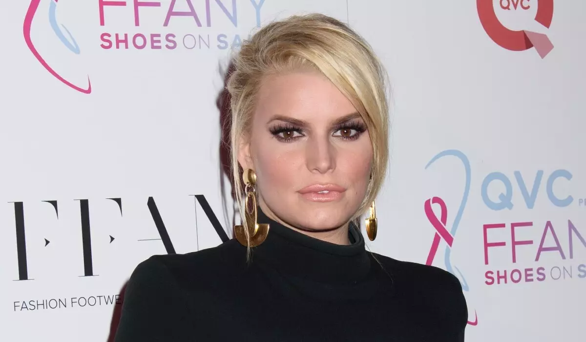 Jessica Simpson yajugunye icyo kunywa nyuma "ageze hepfo"