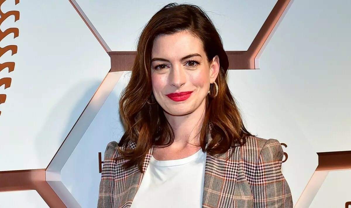 Ann Hathaway သည် "အနာဂတ်မျက်နှာ၏မျက်နှာညွှန်ကြားရေးမှူးထံမှလုယက်မှုအကြောင်းရှက်စရာဟာသတစ်ခုတွင်ကစားလိမ့်မည်။