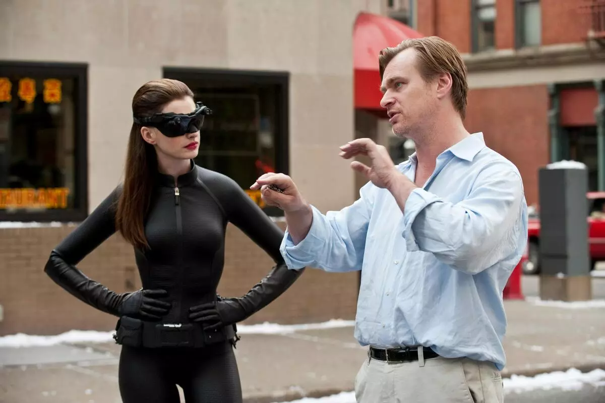 Ann Hathaway azt mondta, hogy Christopher Nolan tiltja a székeket a készleten