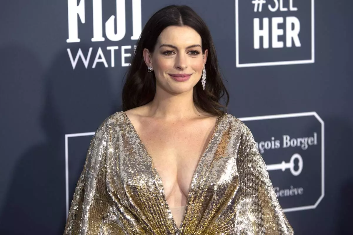 Insider desclasificado a medio niño Ann Hathaway