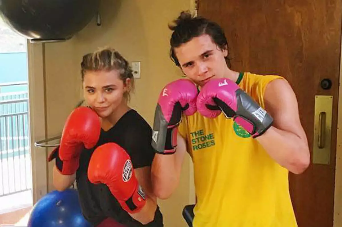 Brooklyn Beckham kaj Chloe-merkato kune okupiĝas pri boksado