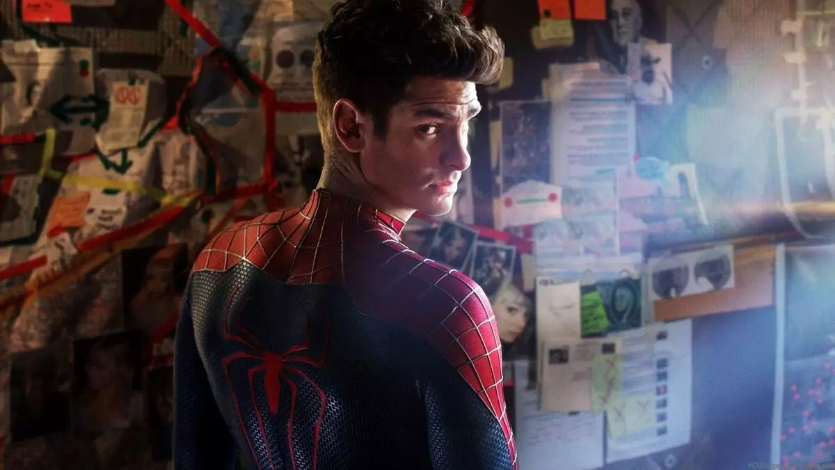 Andrew Garfield en un vestit d'aranya negra sobre art de fans a "Man-Spider 3"