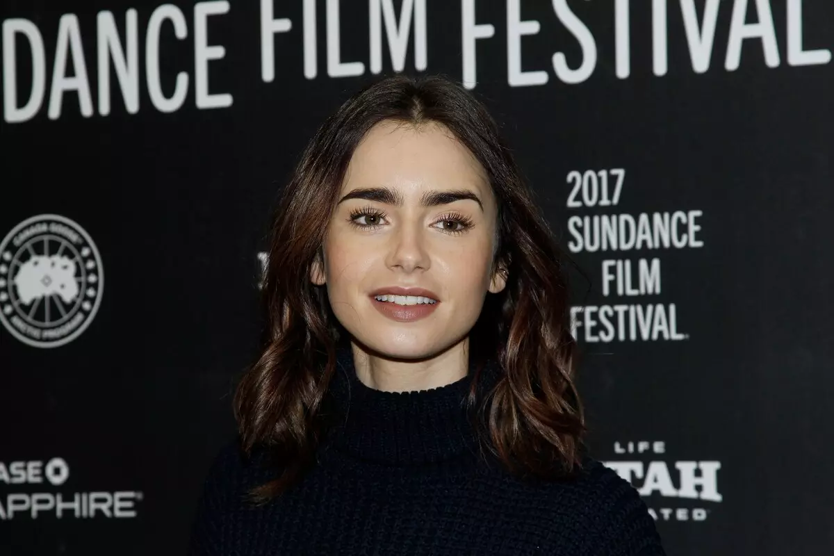 "LOL, Nokia 3310": Lily Collins ha causato le foto di archiviazione di nostalgia