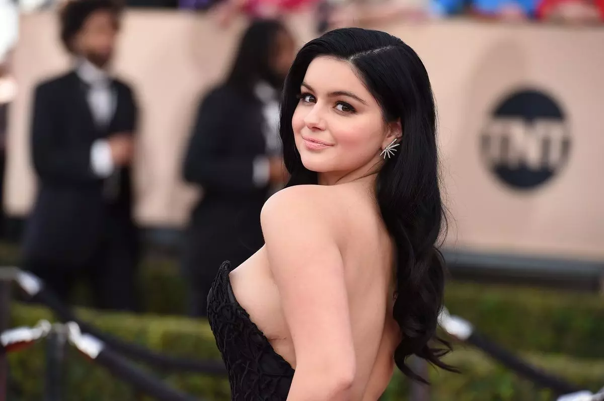 Star de 21 ans "Famille américaine" Ariel Winter soupçonné en plastique