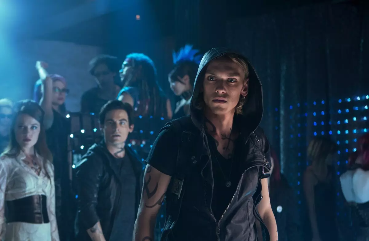 Jamie Campbell Bauer responded to the death of colleagues on the film "The tool of death: the city of bones"