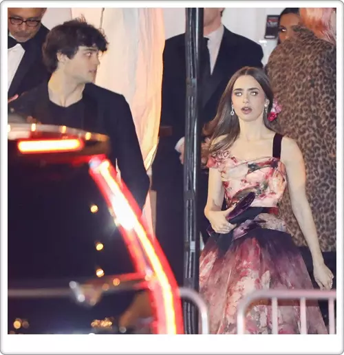 Ο Noah Sentineau και ο Lily Collins θερμάνθηκαν φήμες για το μυθιστόρημα, μαζί που εμφανίζονται στο Aftepati 