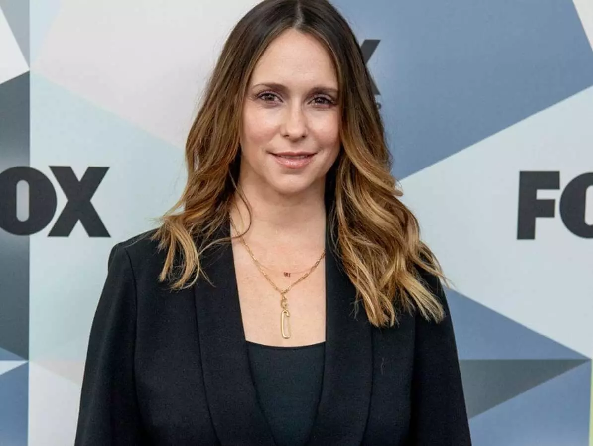 Jennifer Tresna Hewitt njaluk ngapura amarga katon ing karpet abang