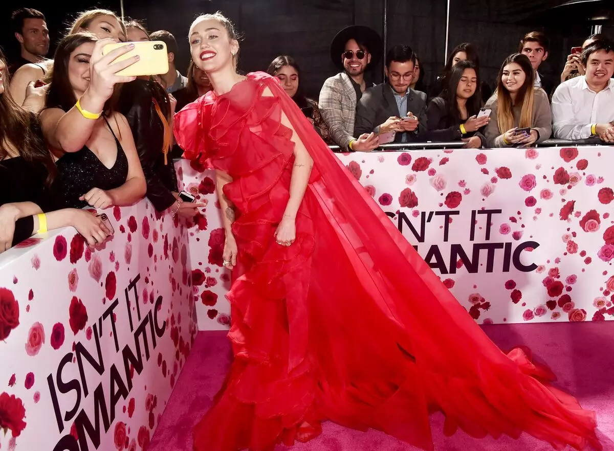 Miley Cyrus teka ing premiere Liam Film Hemsworth tinimbang amarga rumah sakit aktor