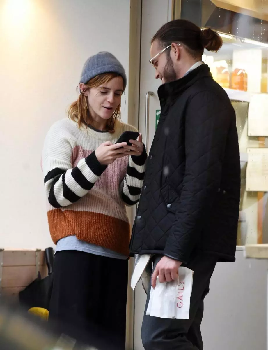 Foto: Emma Watson chytil pro polibky s novým přítelem 25859_1