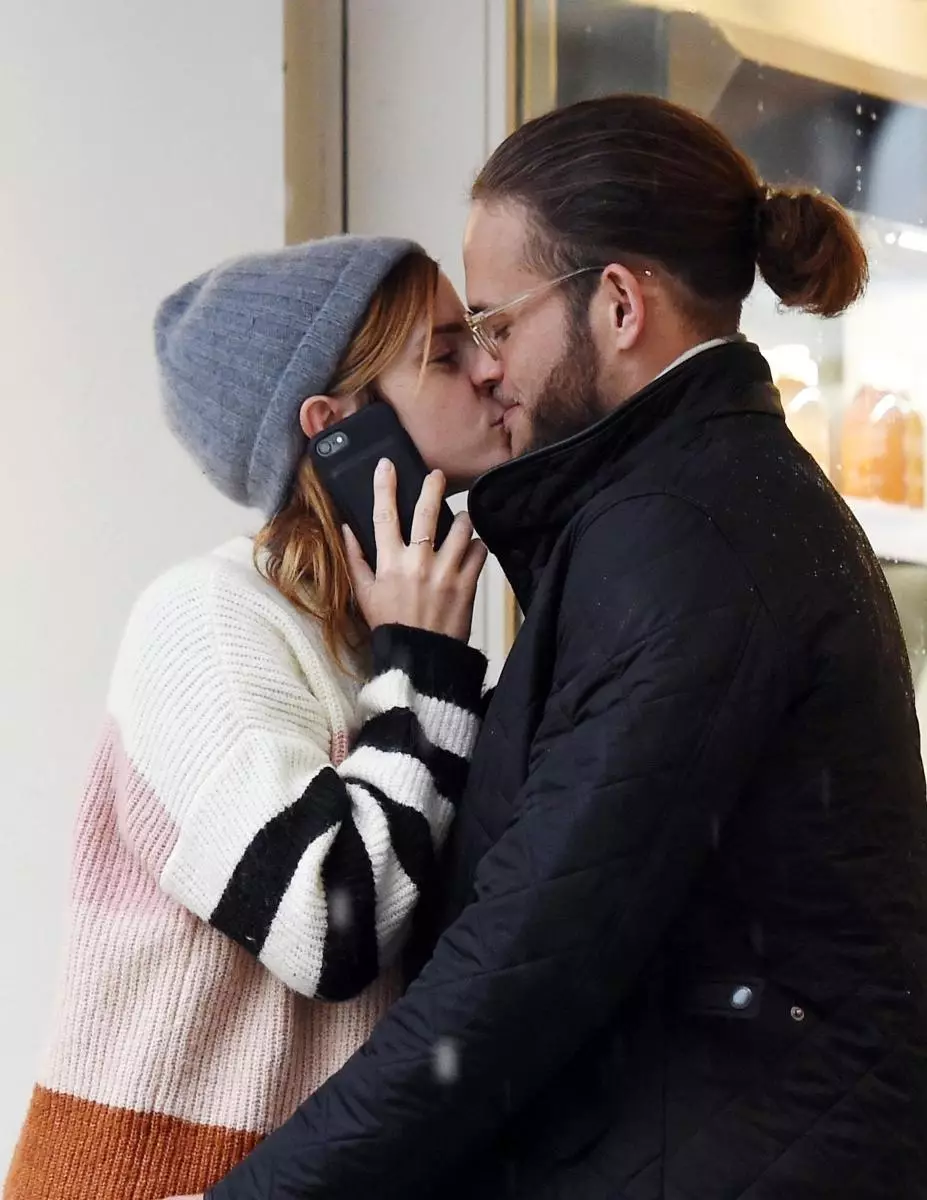Foto: Emma Watson nozvejotas skūpstiem ar jaunu draugu 25859_3