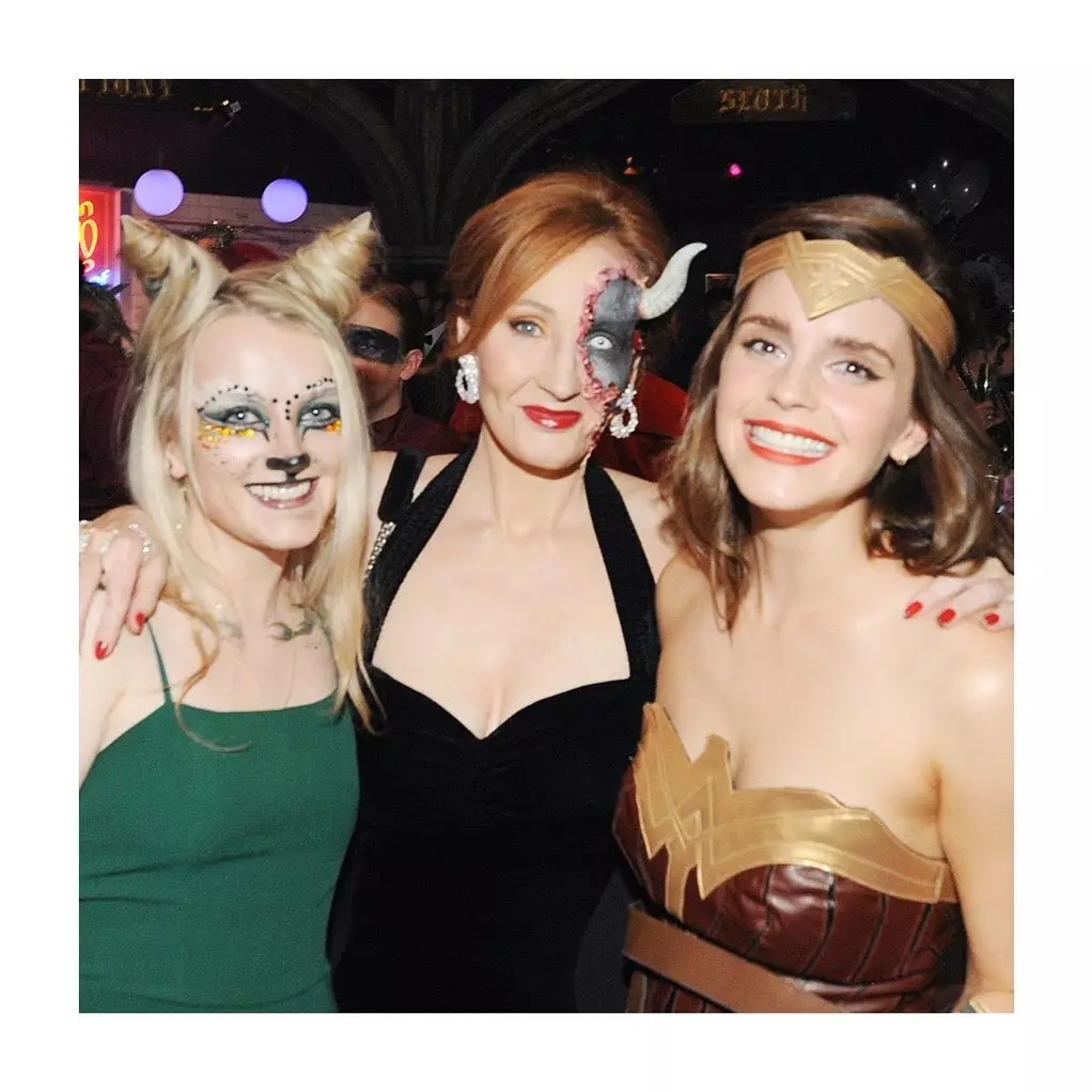 Síť diskutovat po fotografiích Emma Watson v obleku divu ženy na večírku Joan Rowling 25901_1