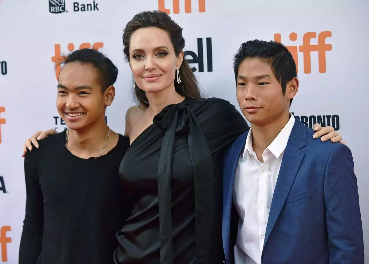 Jong Angelina Jolie geet an d'Korea nodeems d'Zeegnes géint Brad Pitt gëtt 26060_1