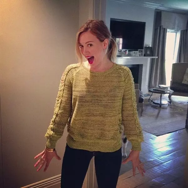 Iinkwenkwezi kwi-Twitter: I-Hilary Duff Sweater Sweater, kunye ne-jared paadale iluhlaza kwimona 26070_8