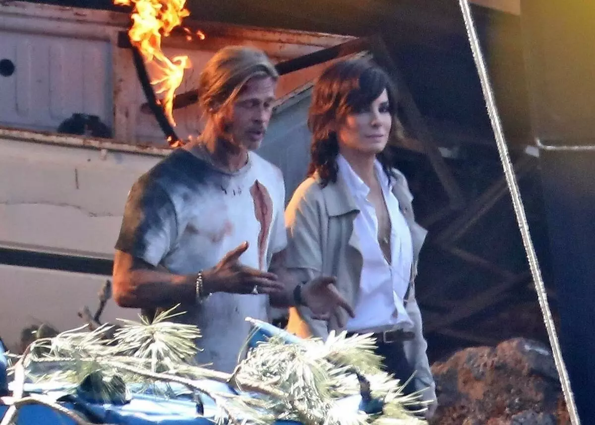 Foto: Brad Pitt dan Sandra Bullock ditangkap pada set 