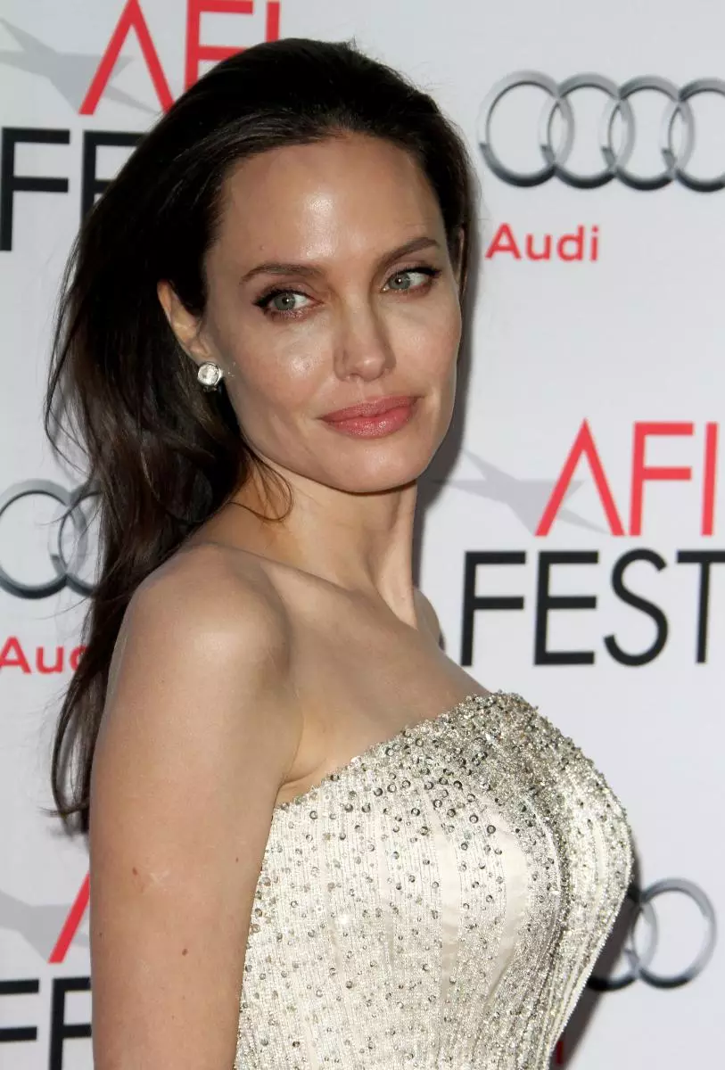 Angelina Jolie konsidere yon divòs ak Brad Pitt 