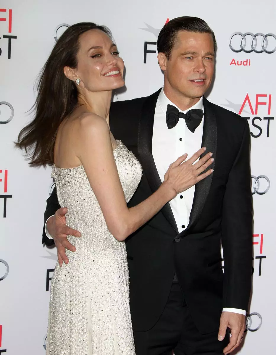 Measann Angelina Jolie le colscaradh le Brad Pitt 