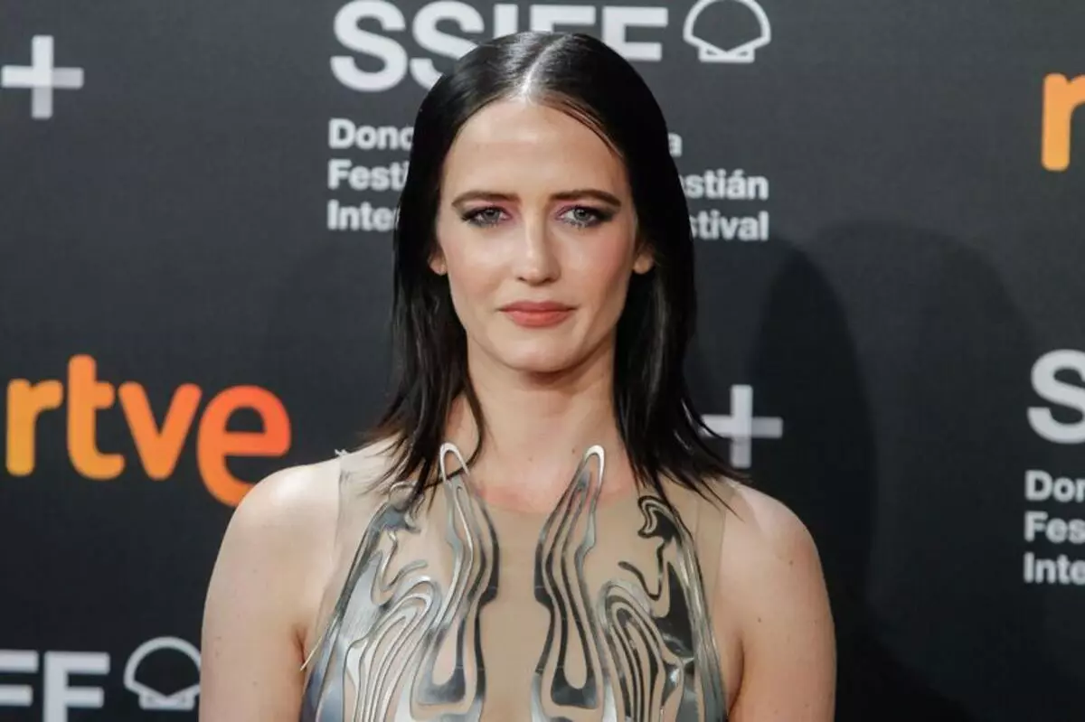 Eva Green, San Sebastian'daki festivalin kırmızı yolunda Drama "Proksima" sundu.