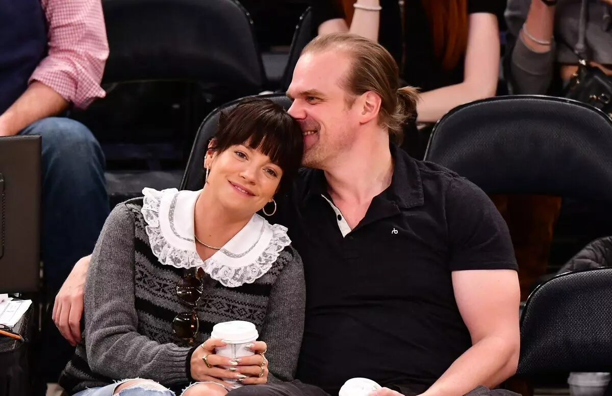 Star "Trè etranj zafè" David Harbour prezante pake Lily Allen nan lajan