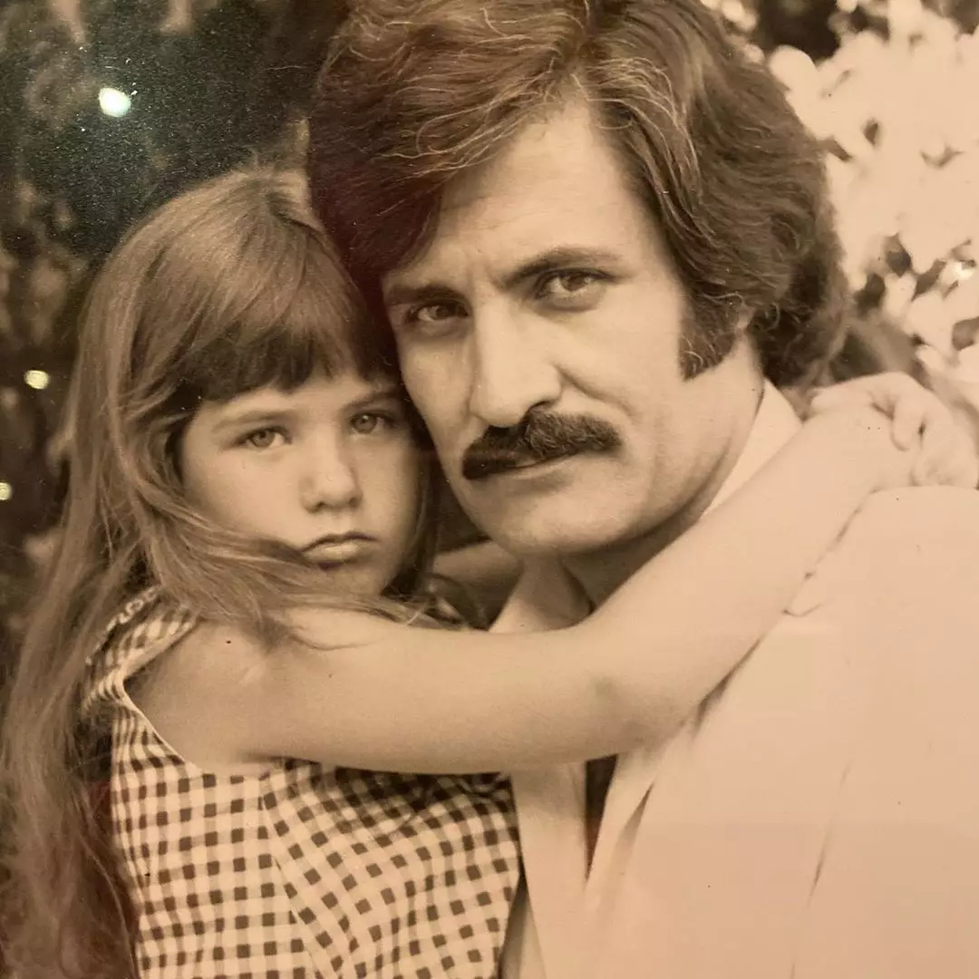 그런 다음 지금 : Jennifer Aniston은 아버지와 함께 희귀 한 보관 사진을 보여주었습니다. 27095_1