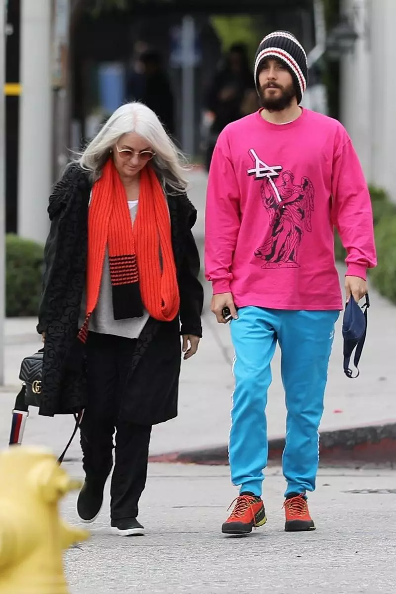 Foto: Jared Leto na sprehodu z mamo v Los Angelesu 27179_1