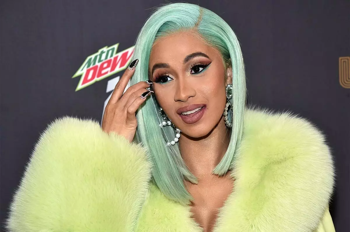 Impressionnant: Cardi BI a mené une visite de son domicile de luxe