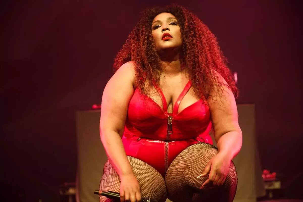 Singer Lizzo, aşırı kilo eleştirisine cevap verdi: "Amerika'daki obezitenin salgınından dolayı popülersiniz"