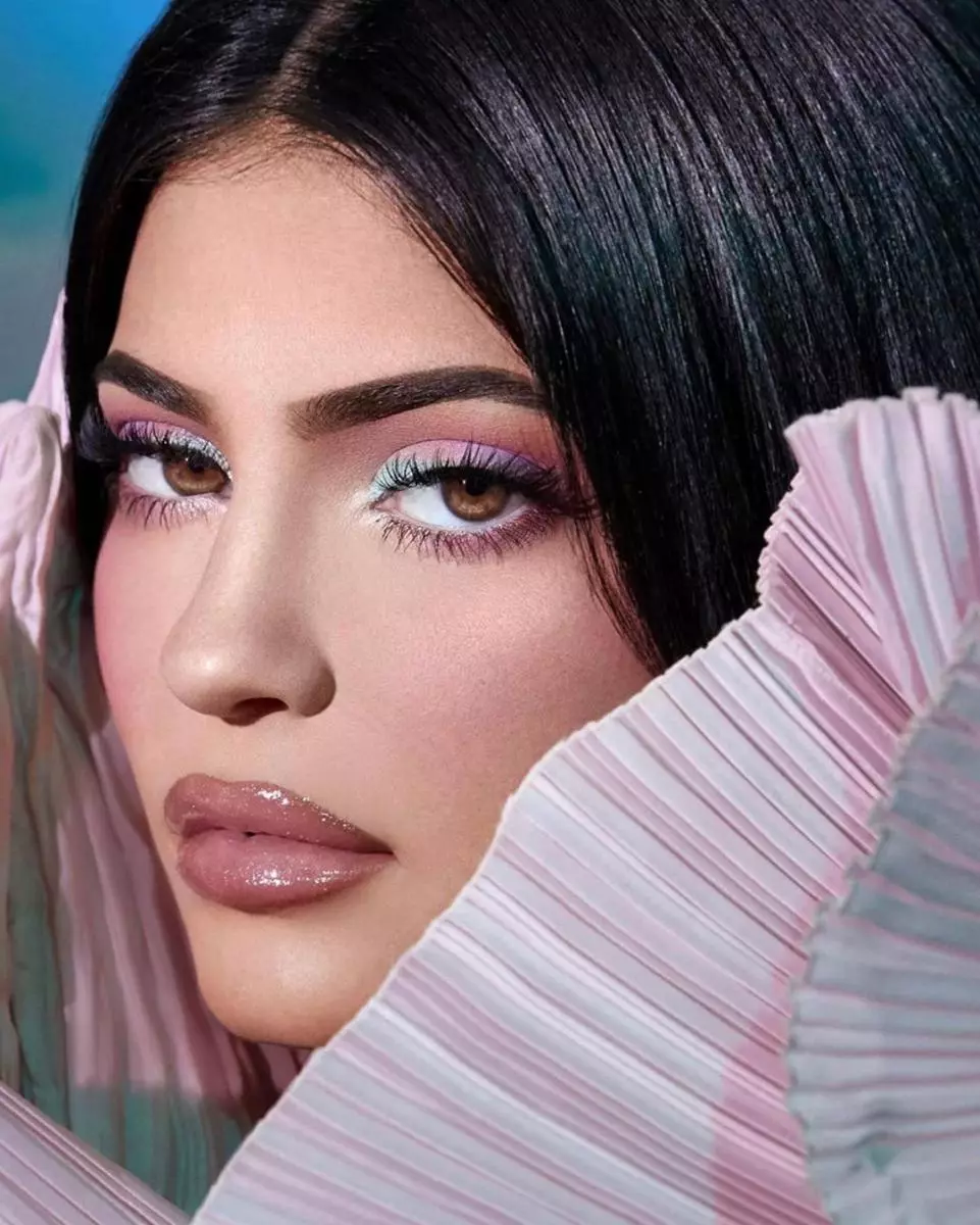 Kylie Jenner liet har helderste ôfbyldings sjen foar 2019 27208_3