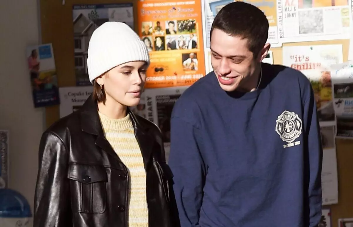 Pete Davidson kommenterade jokingly på romerska med Kayei Gerber