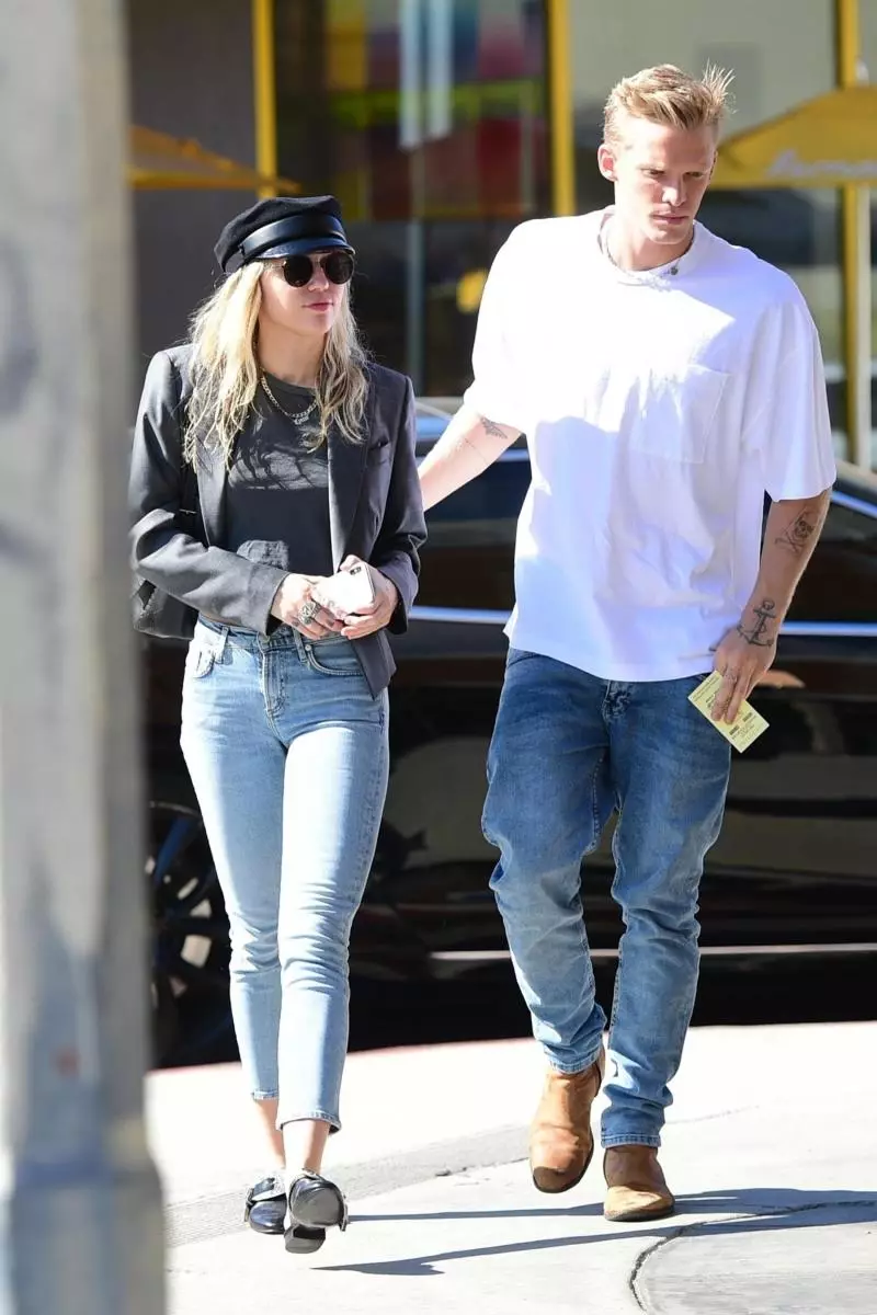 Søster Cody Simpson Dispelled rykter om hans avskjed fra Miley Cyrus: 