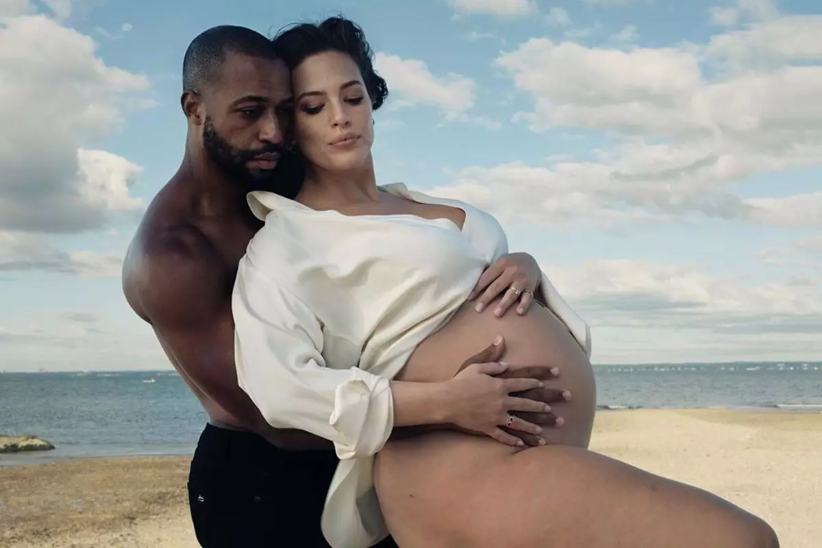 Ciąży Ashley Graham zagrał nago: "Dlaczego w skarpetach?"