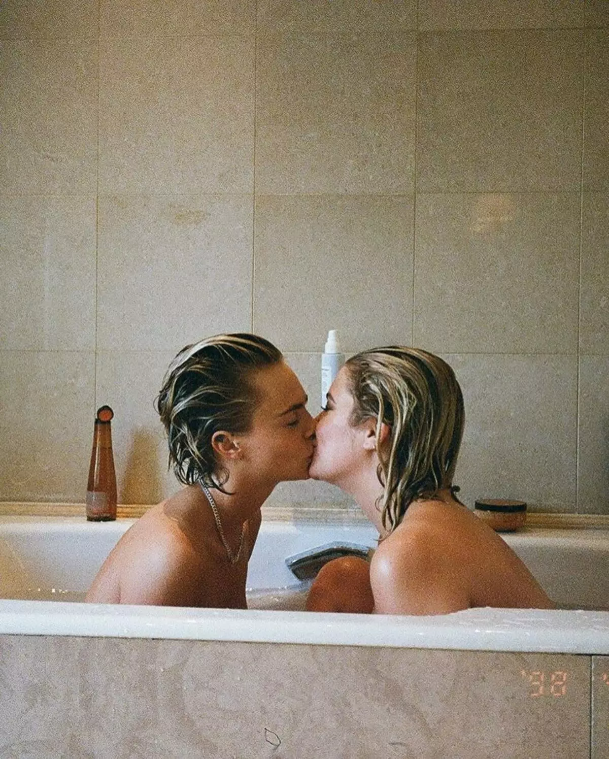 Στο μπάνιο και σε ένα μπαλόνι: Ο Kara Melievin έδειξε σπάνιες φωτογραφίες από το Ashley Benson 27346_3