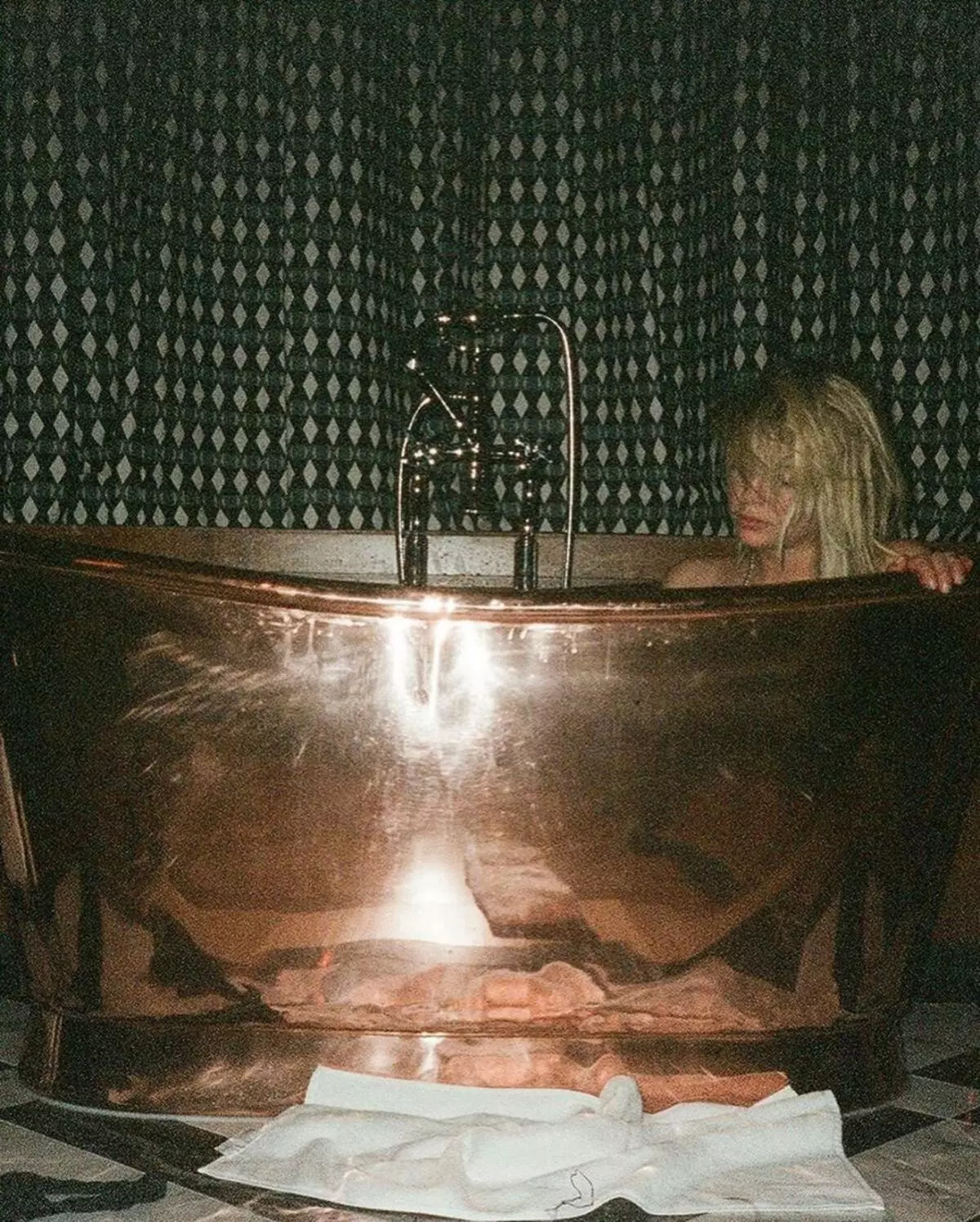 A fürdőszobában és egy léggömbön: Kara Melievin ritka fényképeket mutatott Ashley Bensonból 27346_4